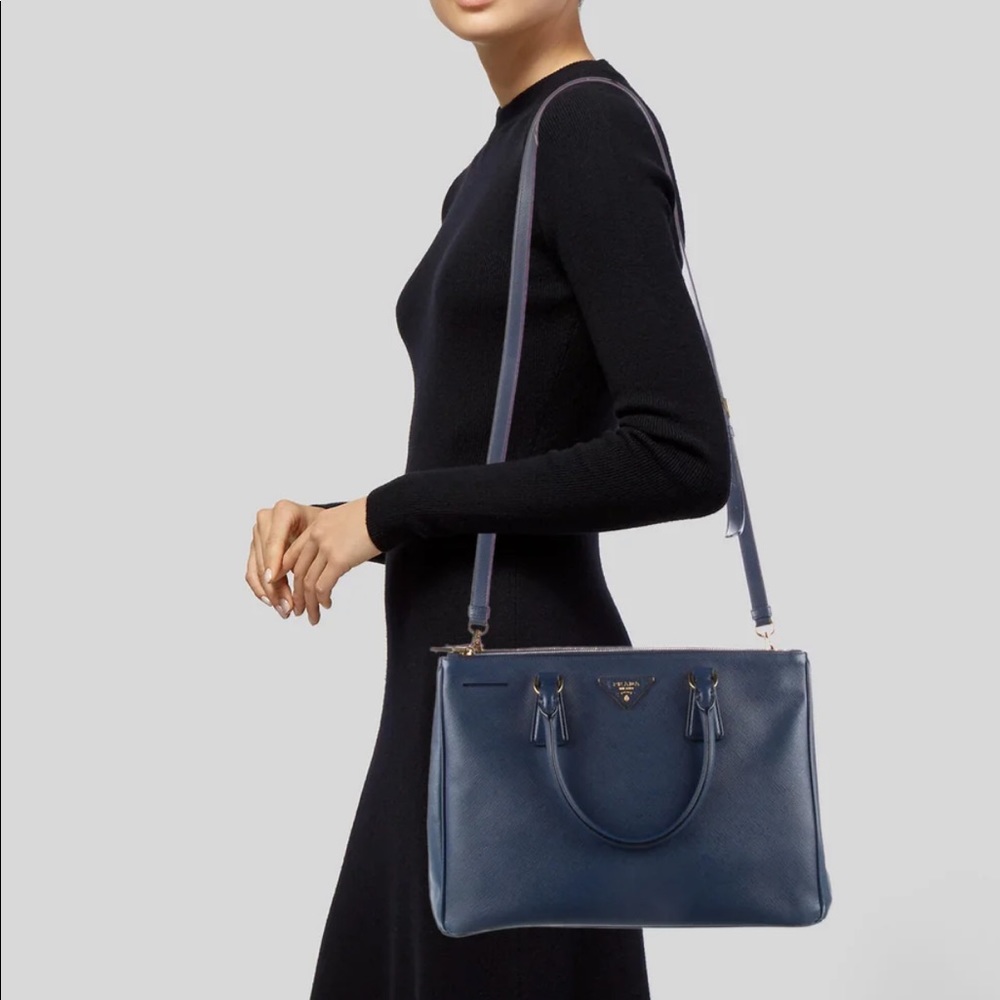 Saffiano Medium Galleria Double Zip Tote Bluette, medium